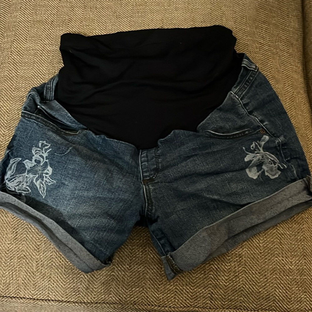 Maternity denim shorts. Size large. Used, great condition.